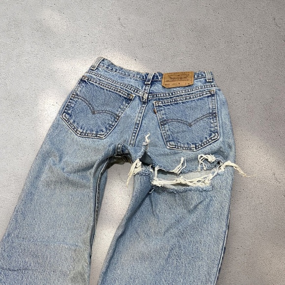 !! SOLD DO NOT BUY !! Levi’s 912 High Rise Ripped Thigh Straight Jeans - Picture 3 of 8